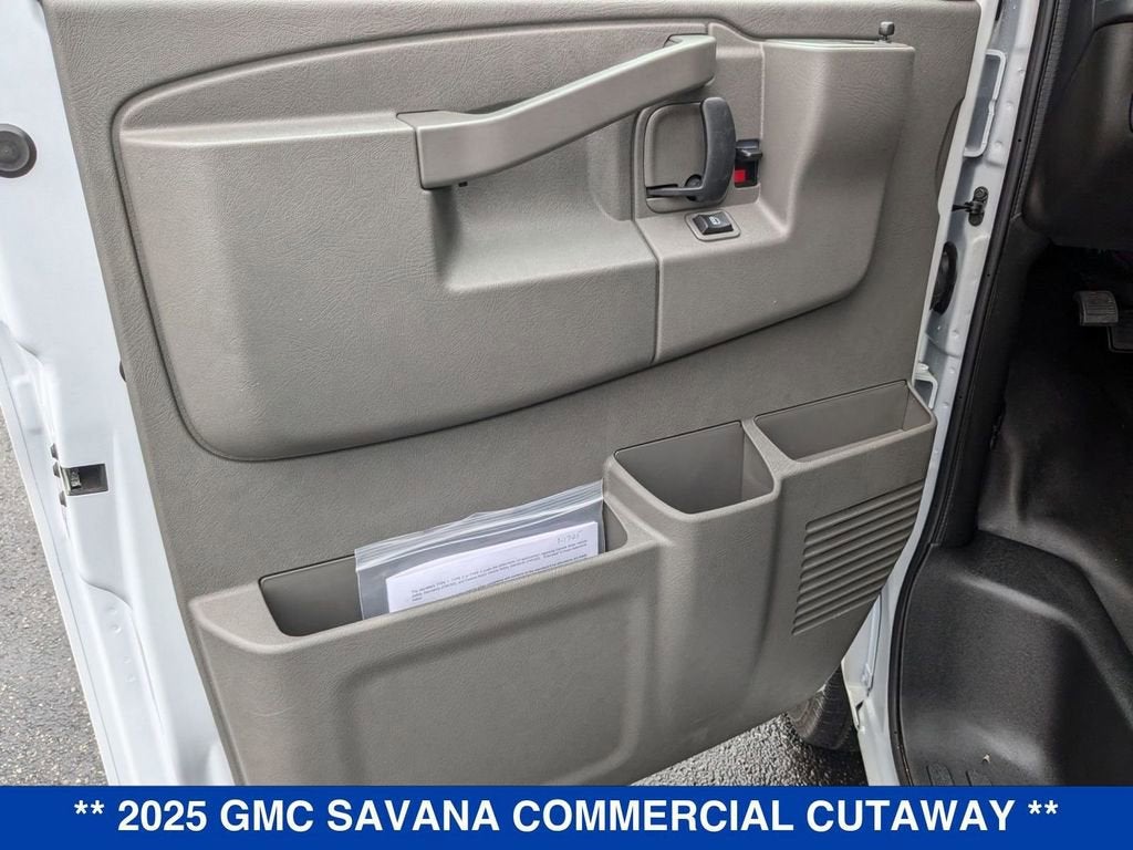 2025 GMC Savana Cutaway 3500 1WT