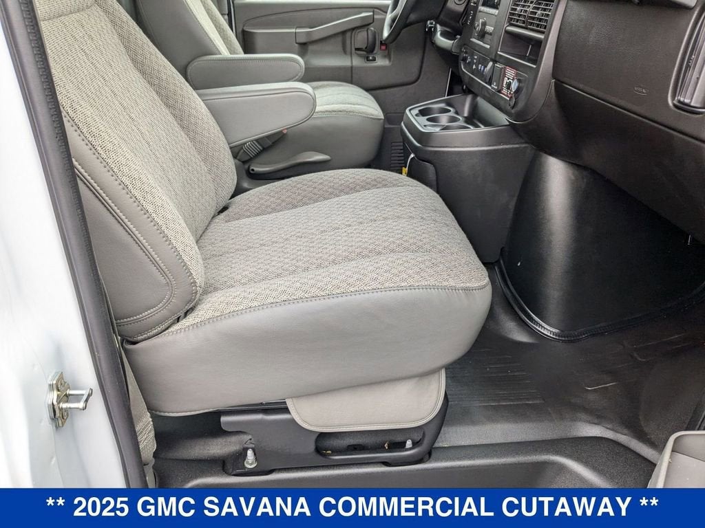 2025 GMC Savana Cutaway 3500 1WT