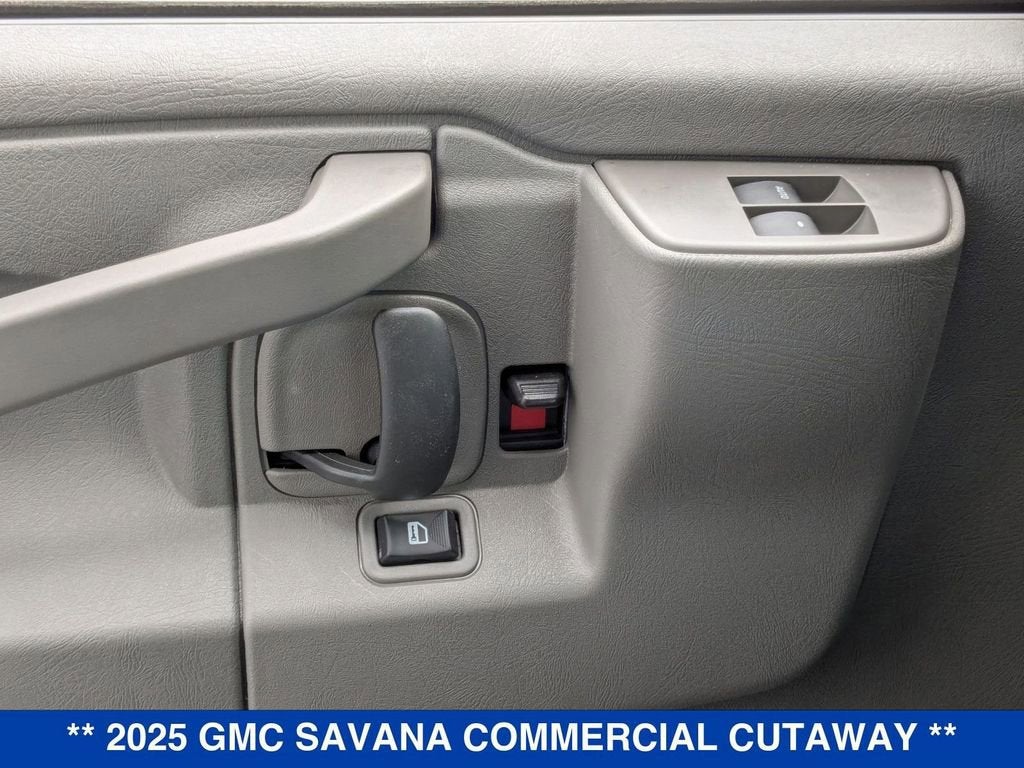 2025 GMC Savana Cutaway 3500 1WT
