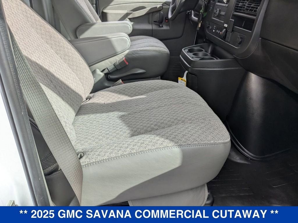 2025 GMC Savana Cutaway 3500 1WT