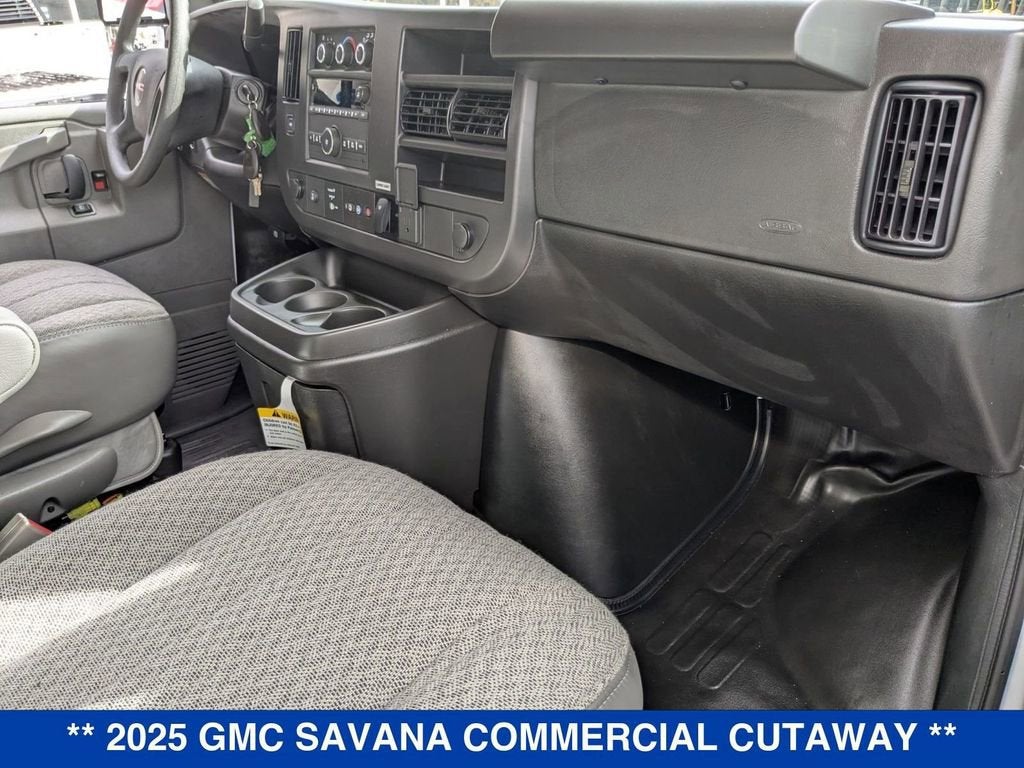 2025 GMC Savana Cutaway 3500 1WT