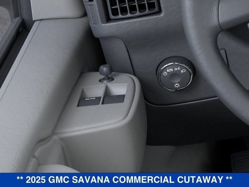 2025 GMC Savana Cutaway 3500 1WT