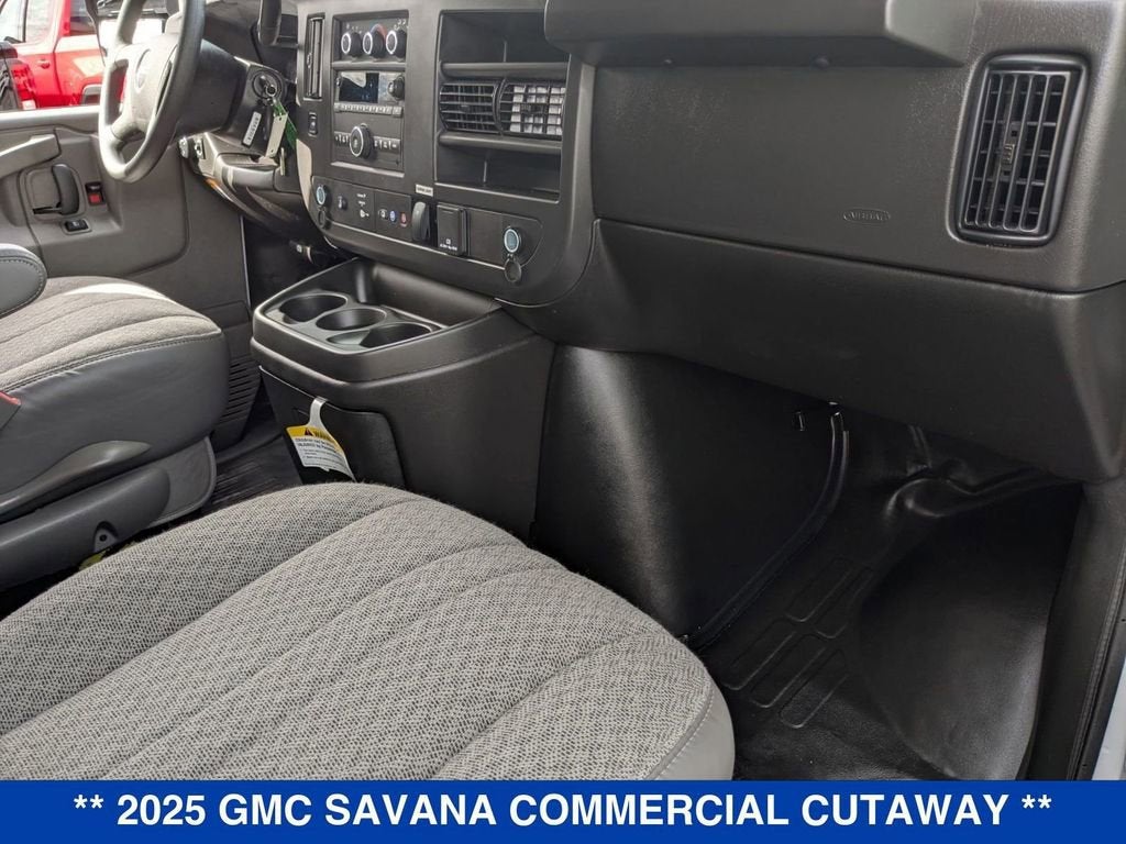 2025 GMC Savana Cutaway 3500 1WT